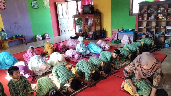 Praktek sholat paud Ngudi luhur 1 desa Karangturi