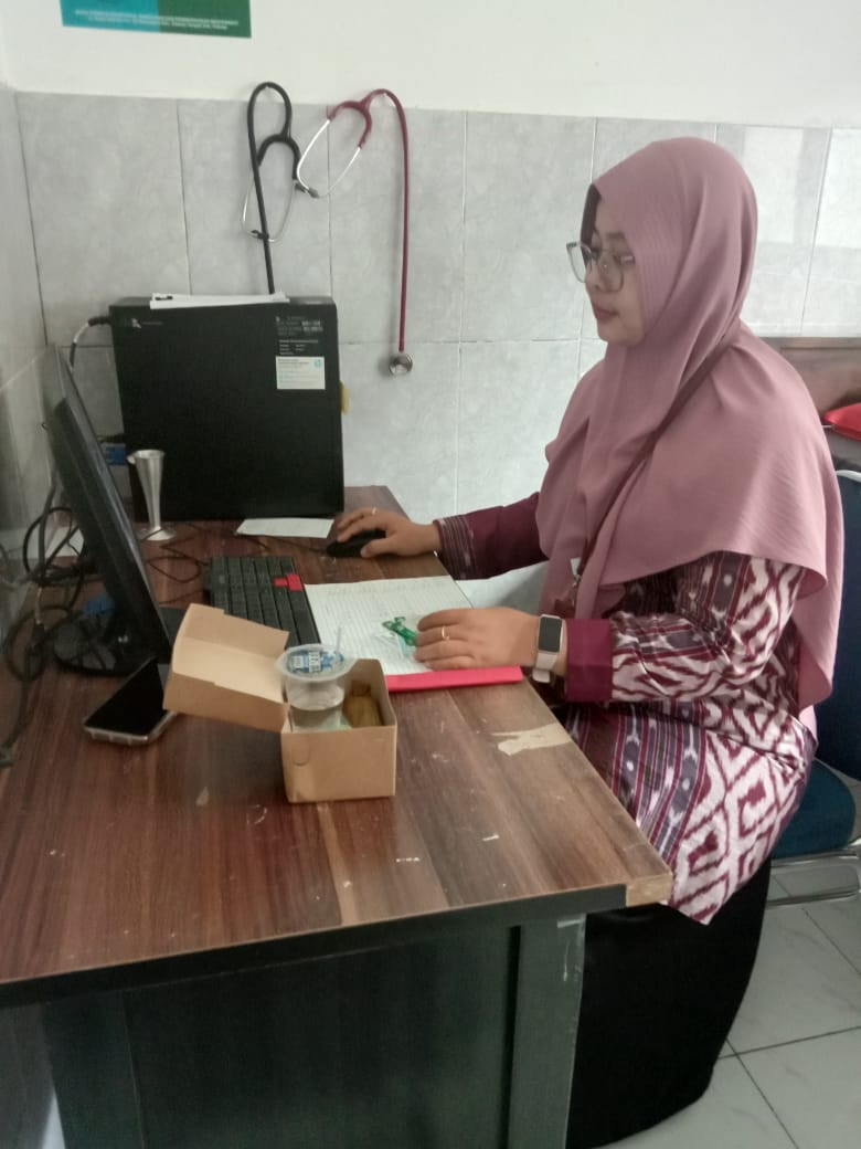 Bidan Desa stanby dipustu ketika pelaksanaan posyandu, pengecekan kartu BPJS