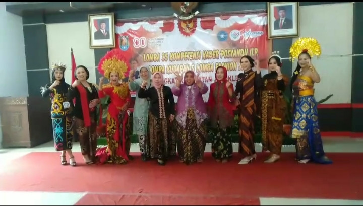 Para peserta bersama Ibu pembina PKK kecamatan *m