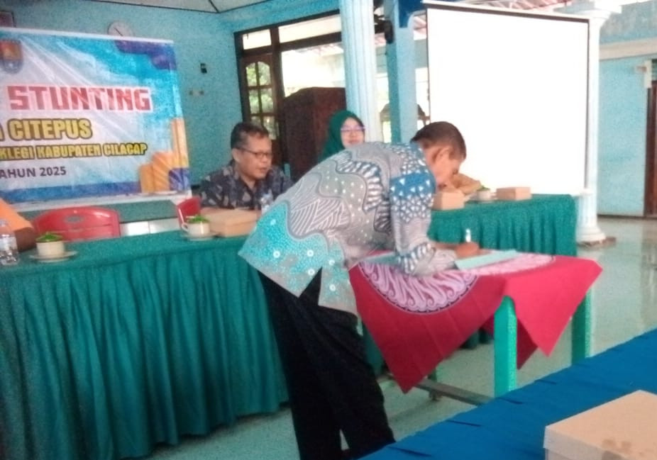 Penandatanganan berita acara oleh kepala Desa dan Ibu dan perwakilan dari kader