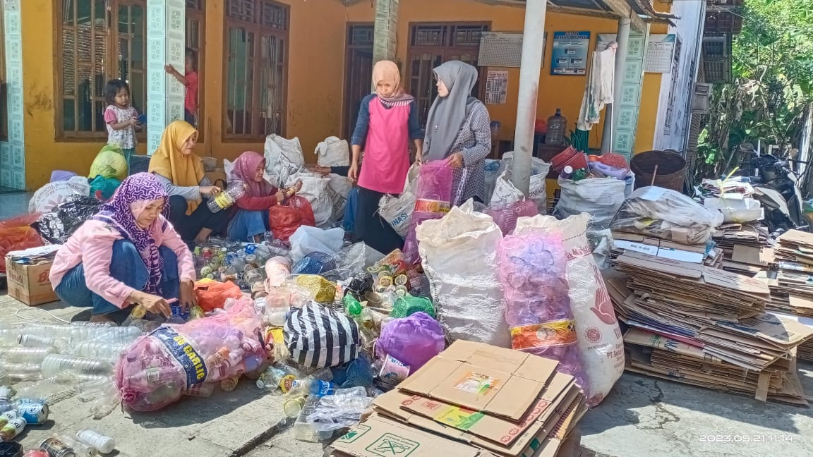 Penimbangan Bank Sampah Albarokah RWI