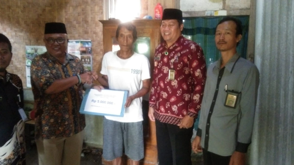 PENYERAHAN BANTUAN DARI BAPAK CAMAT DALAM RANGKA JAMBANISASI