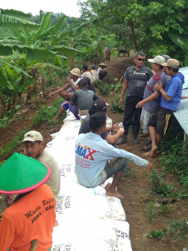 Kerja bakti pembuatan tanggul sementara dengan membuat karung yang diisi tanah oleh warga Dusun Mulyadadi