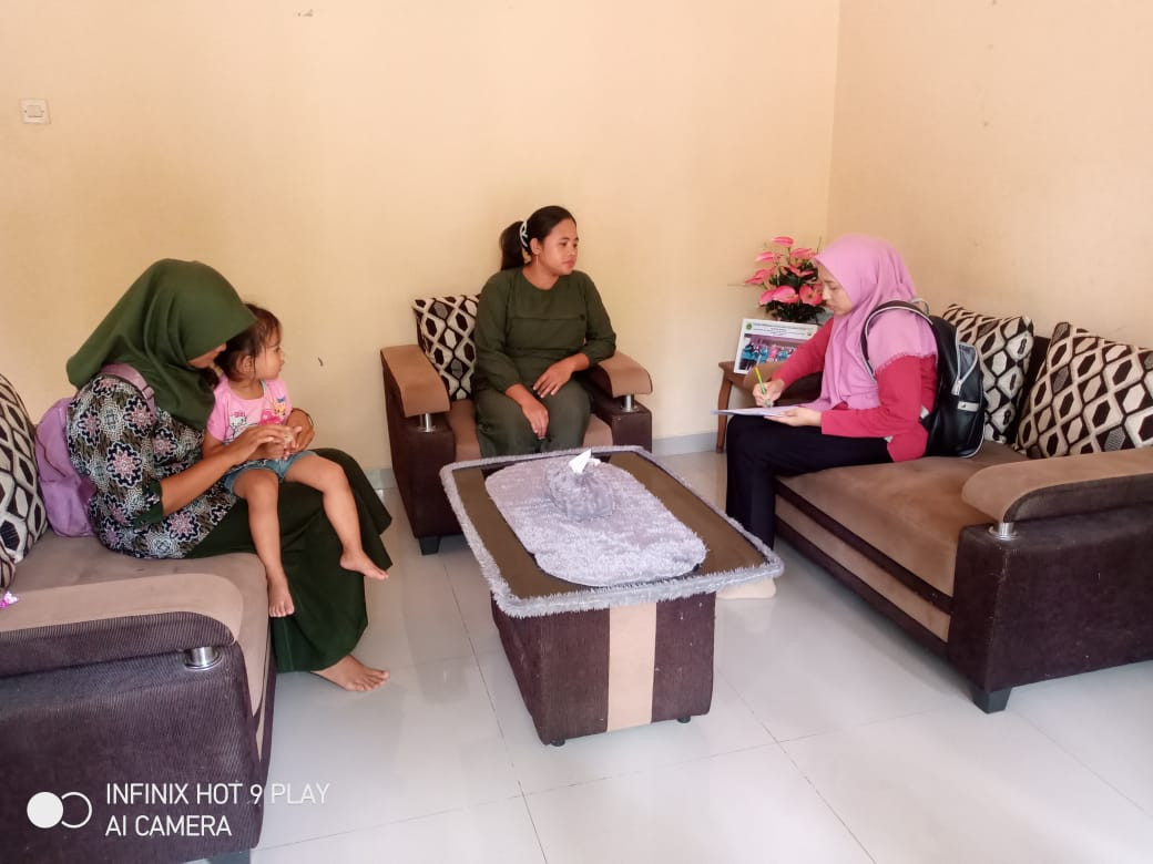 KUNJUNGAN TIM KESEHATAN KE RUMAH WARGA