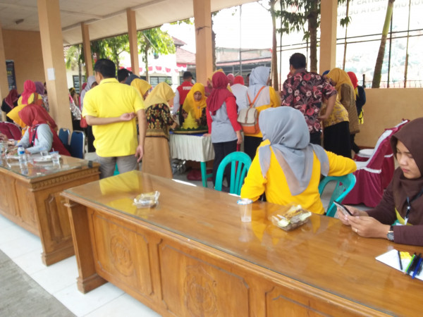 Para peserta perias tumpeng dari masing masing desa