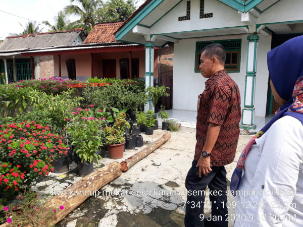 Kunjungan ke kebun anggota