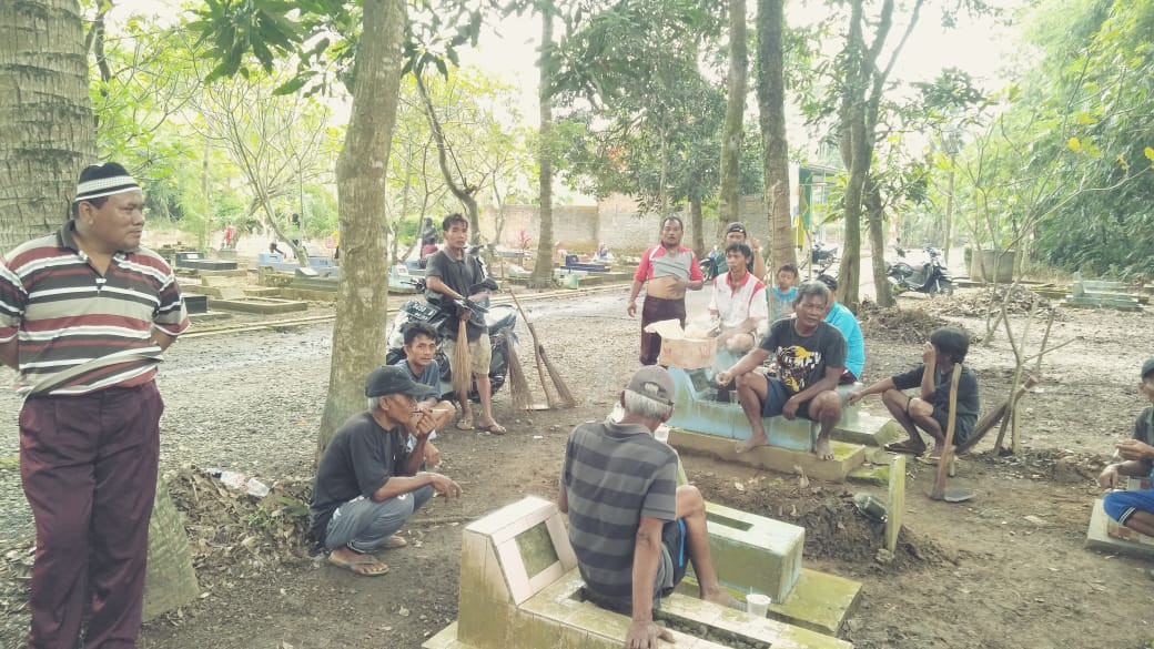 Kerja Bakti Bersih Makam