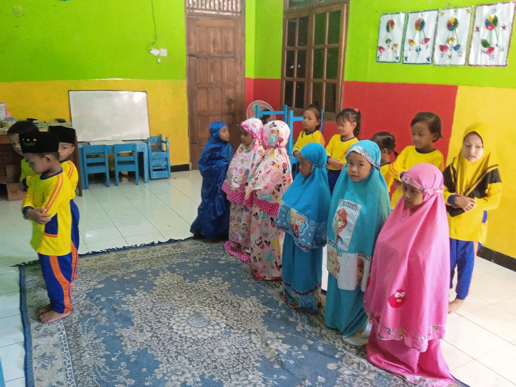 Kegiatan KB Bintang Rahayu Belajar Melaksanakan Sholat Dhuha Berjamaah