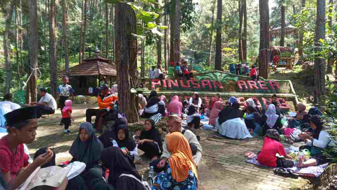 Ziaroh Dan Out Bond TPQ Nurul Jadid Desa Karangasem_Santri, santriwati, dan wali santri sedang makan bersama