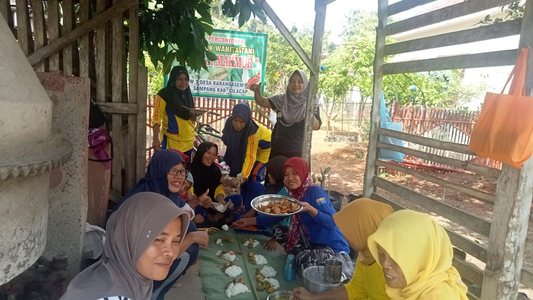 Makan Bersama Setelah Kerja Bakti KWT Berkah Makmur RW 03