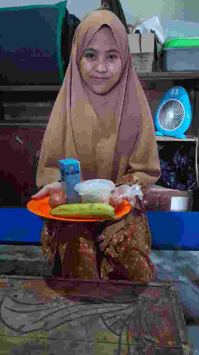 PMT Ibu Hamil KEK Hari Ke-1 dengan menu Bubur Kacang Hijau, Susu, Telur Ayam Rebus, dan Buah Pisang.