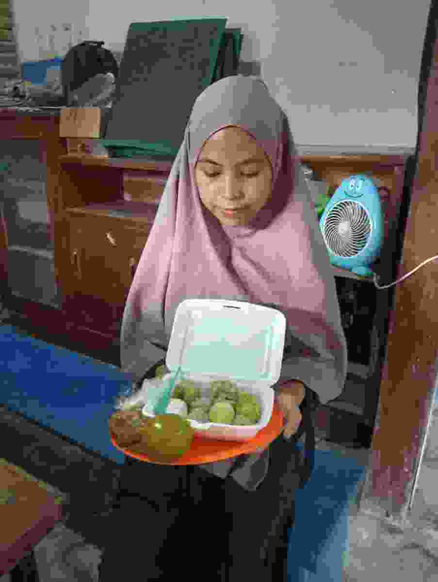 PMT Ibu Hamil KEK Hari Ke-2 dengan menu Siomay (isi siomay, kentang, telur rebus, tahu, kol, pare) dan Buah Jeruk