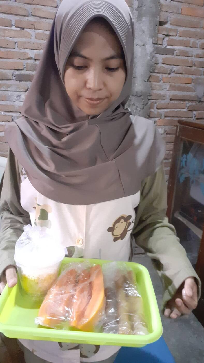 PMT Ibu Hamil KEK Hari Ke-7 dengan menu Lumpia Sayur, Jasuke, dan Pepaya