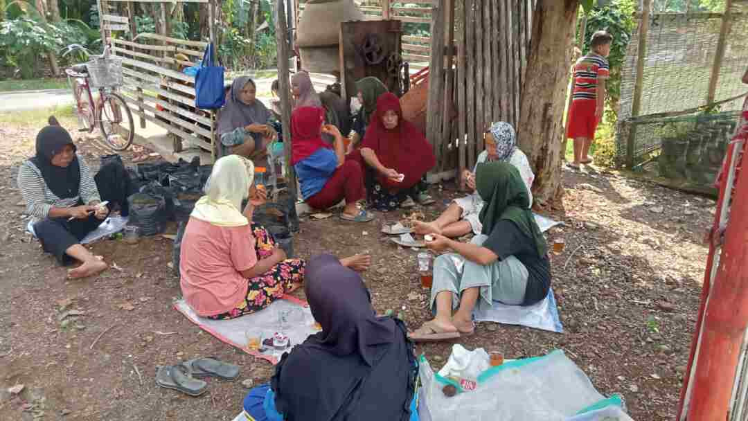 Makan Bersama Setelah Kerja Bakti KWT Berkah Makmur RW 03