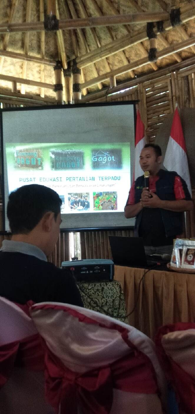 Seminar Tentang Pemeliharaan Limbah Ternak Untuk Pertanian di Kampung Gagot