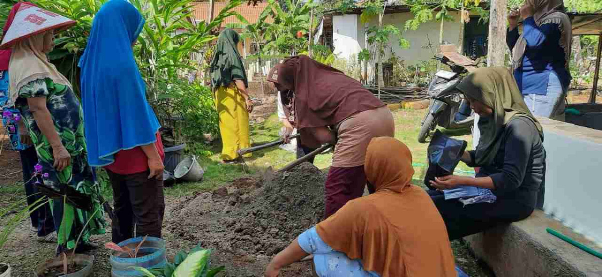 Kegiatan KWT Kuncup Mekar Pembuatan Pupuk Kandang