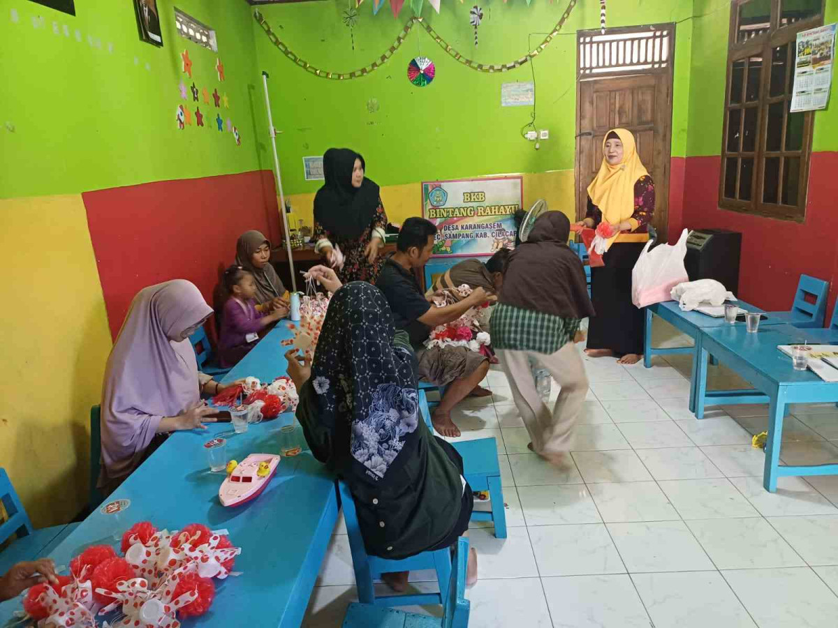 Membuat Hiasan Dari Sampah Non Organik Pada Pertemuan BKB Bintang Rahayu