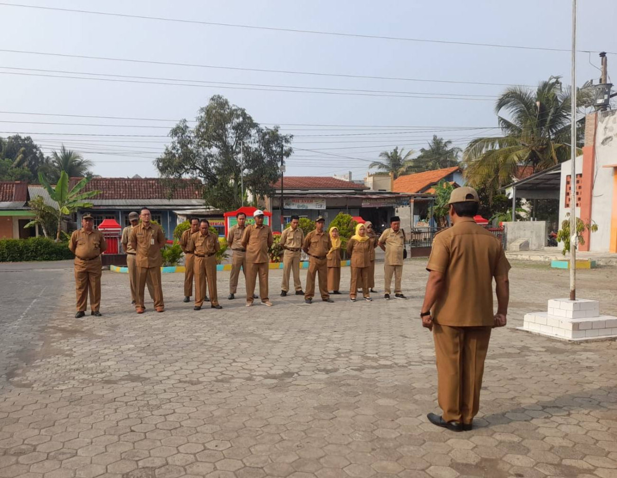 Kegiatan Apel Pagi  Pemerintah Desa Karangasem