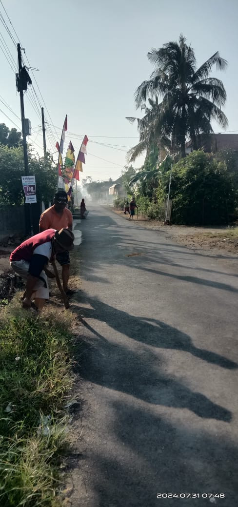 Kerja Bakti Warga RT 02 RW 04 Dalam Rangka Menyambut HUT RI Ke-79