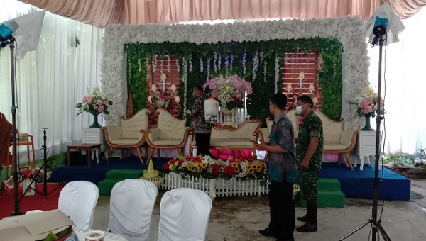 Ketua Kampung KB cegah penyebaran corona bersama tim Covid-19 Kecamatan