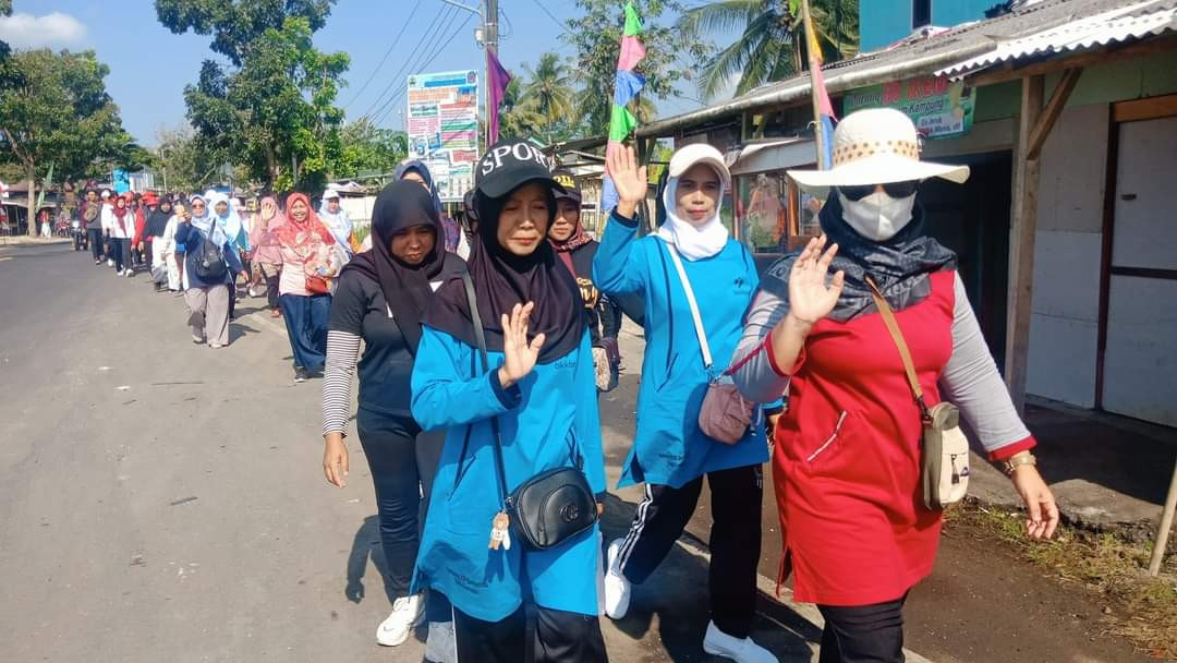 Mengikuti jalan sehat tingkat Desa Rawaapu