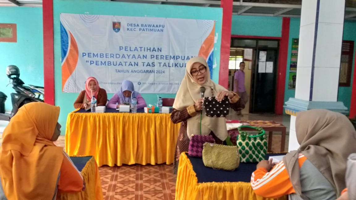 Pelatihan pemberdayaan perempuan pembuatan tas dari tali kur