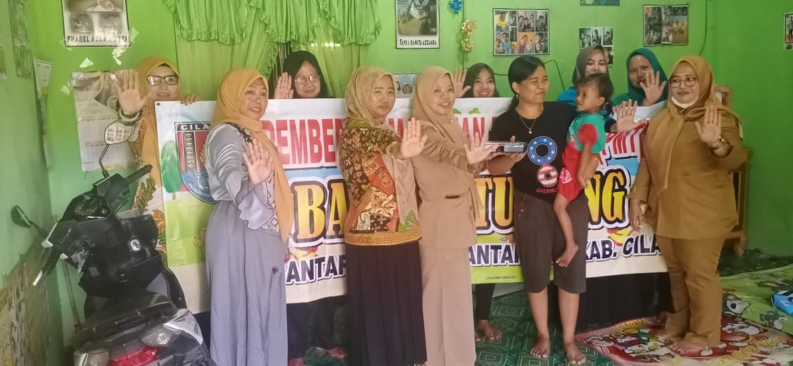 Foto bersama petugas Dapur Sehat Desa Bantarsari dengan balita stunting