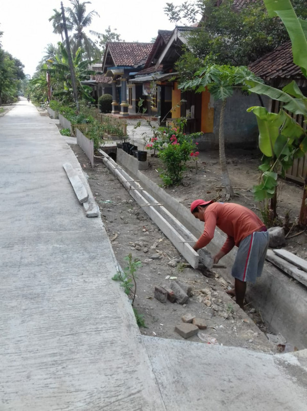 Perapian dan pembangunan  selokan menjadi lahan hijau dengan tanaman yang hijau