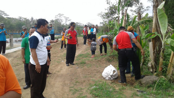 Kerjabakti Tanam pohon sepanjang jalan Cikuya