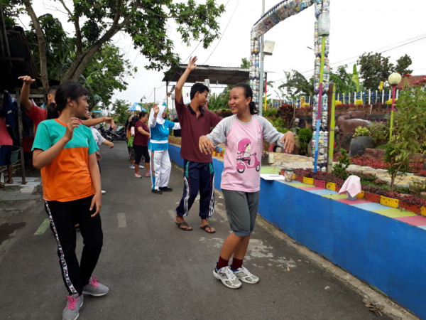 Remaja bersenam ceeia di taman wisata keluarga