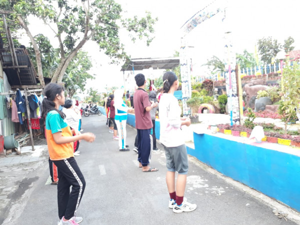 Remaja sedang senam ceria