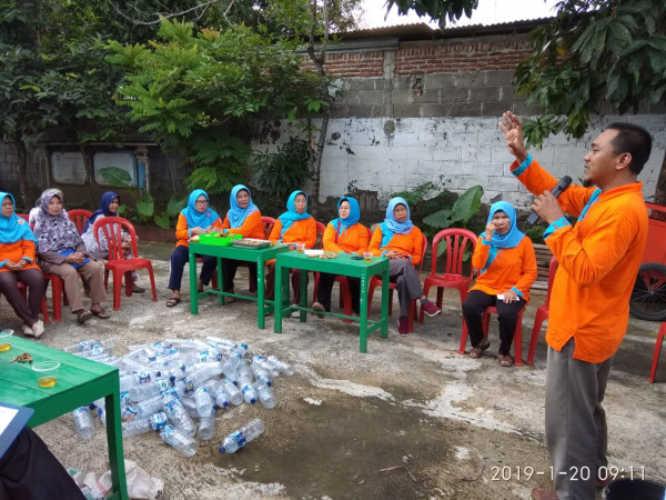 Sekretaris Kampung KB sedang mempraktekan cara hydroponik