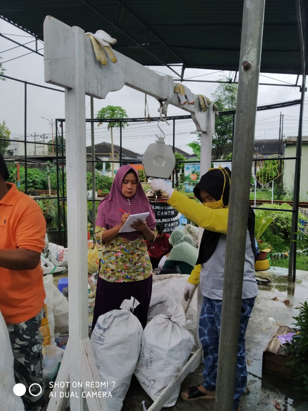 penimbangan sampah dan pencatatan hasil sesudah dipilah