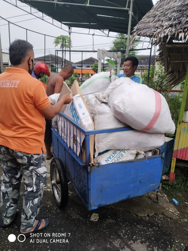 pengangkutan sampah untuk dsetor ke bank sampah