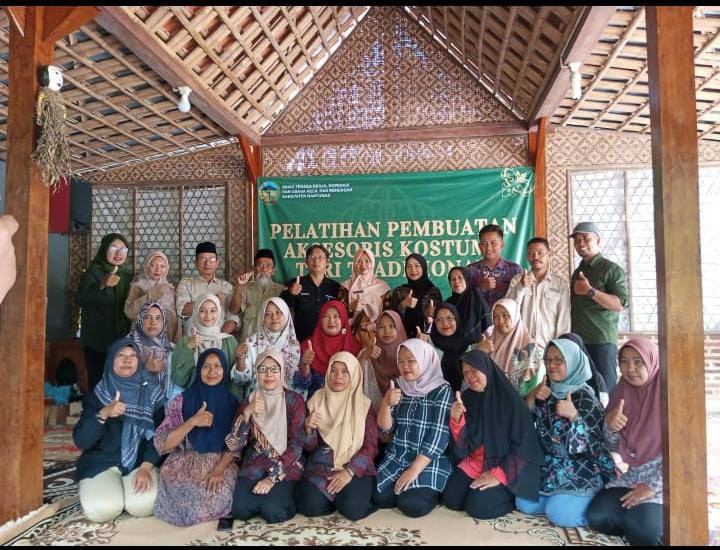 Pelatihan pembuatan aksesoris kostum tari