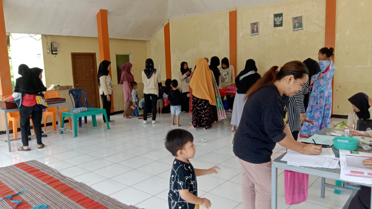 sebelum melakukan pengecekan,anggota BKB mengisi daftar hadir terlebih dahulu