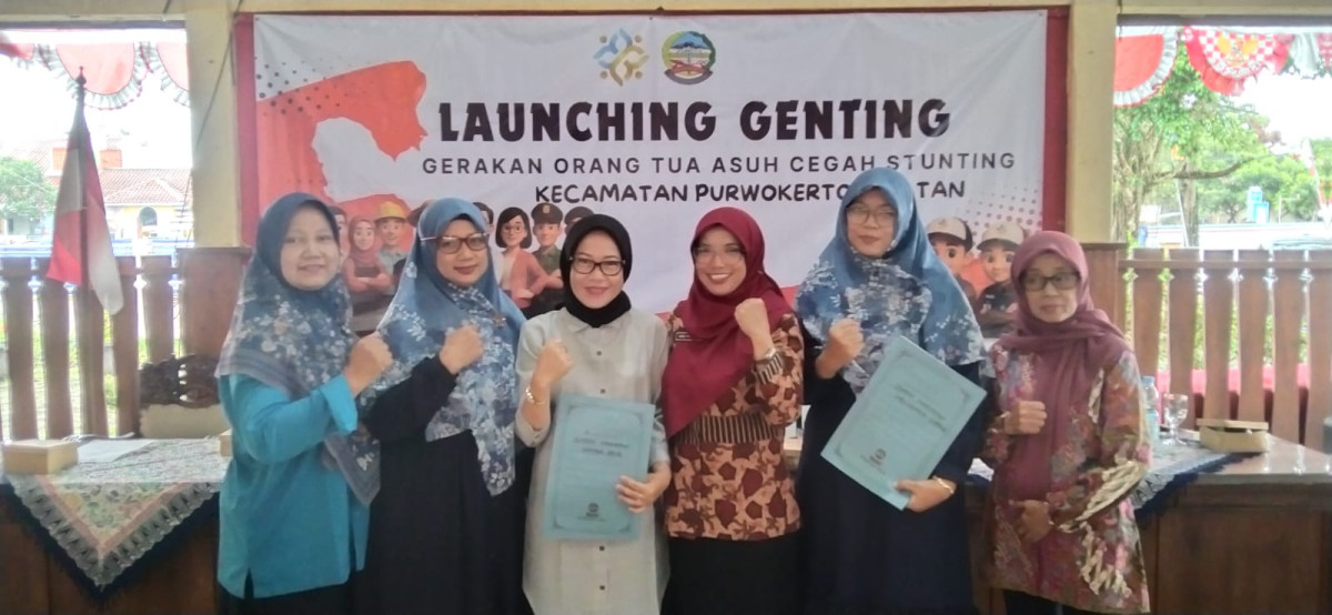 Para kader sedang melakukan sesi foto bersama