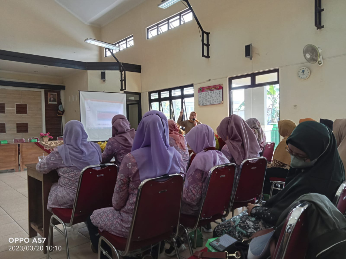 Bidan Isma Nurmalina sedang melakukan penyuluhan kepada kader Ibu Hamil di tiap RT se kelurahan Kedungwuluh