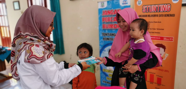 Suci, CPNS BKKBN, membagikan stiker dan leaflet 1000 HPK kepada kader dan anggota BKB 