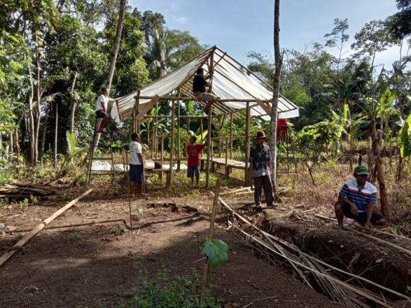 proses pemasangan atap rumah bibit