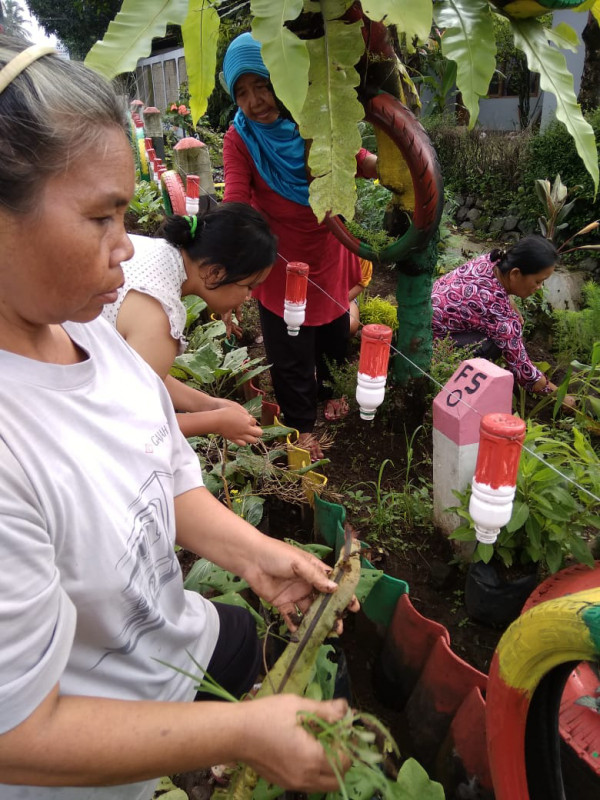 pembuatan taman di rt 02 rw 04