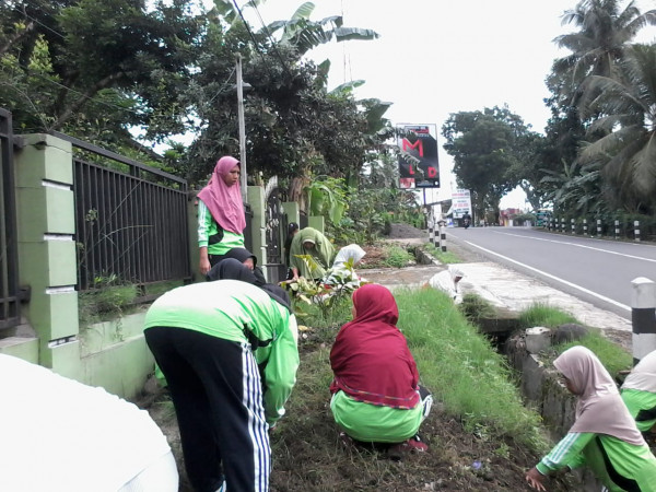 pembuatan taman di rt 01 rw 03