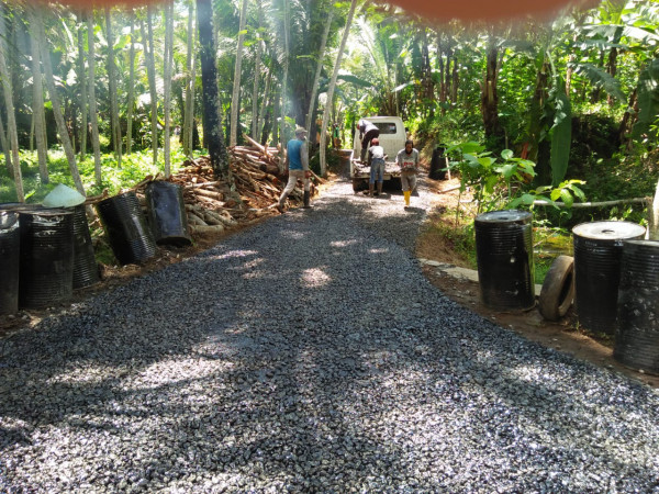 pengaspalan jalan dusun rawawindu 