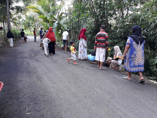 Penanaman Bunga Penghias Jalan