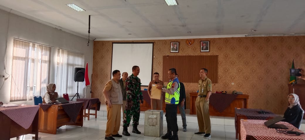 Pembukaan Kotak Soal Ujian Perangkat Desa Kepakisan