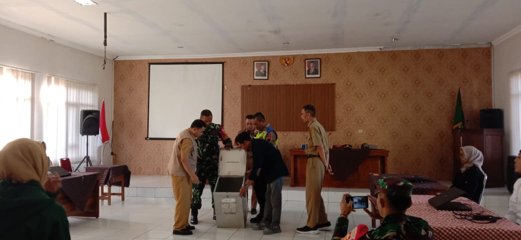 Pembukaan Kotak Soal Ujian Perangkat Desa Kepakisan