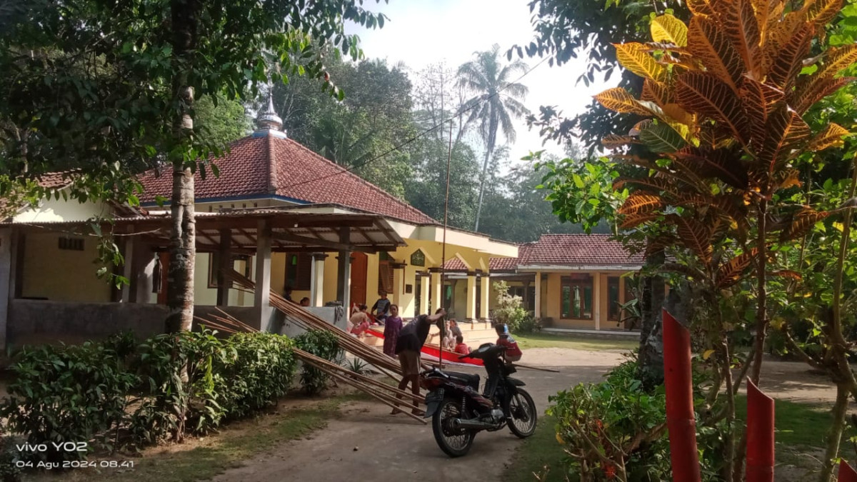 KERJA BAKTI LINGKUNGAN DI DESA TEGALRETNO UNTUK MENYAMBUT HUT RI KE 79 TAHUN