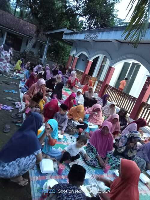 Pertemuan PKK RT 1 RW 4 dilanjutkan buka bersama.