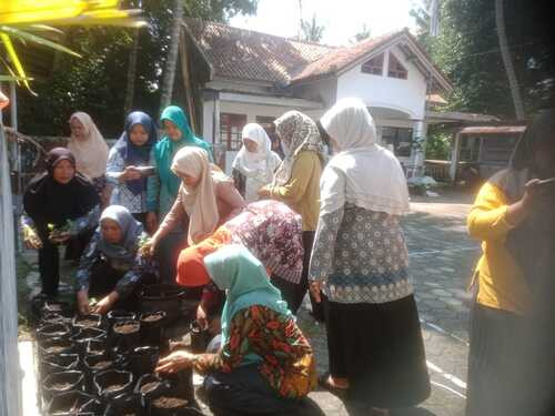 Pemerintah Desa Tegalretno bersama PKK Desa Tegalretno di halaman kantor desa Tegalretno