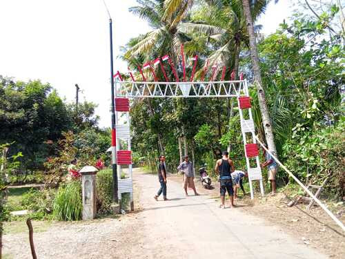 pemasangan gapura menyambut HUT RI ke 80